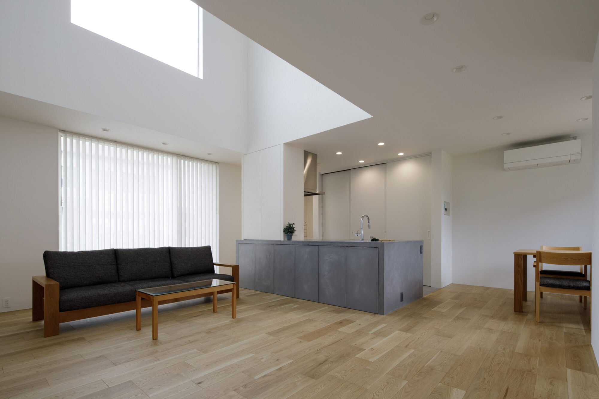 テラスポーチと吹抜けのある家