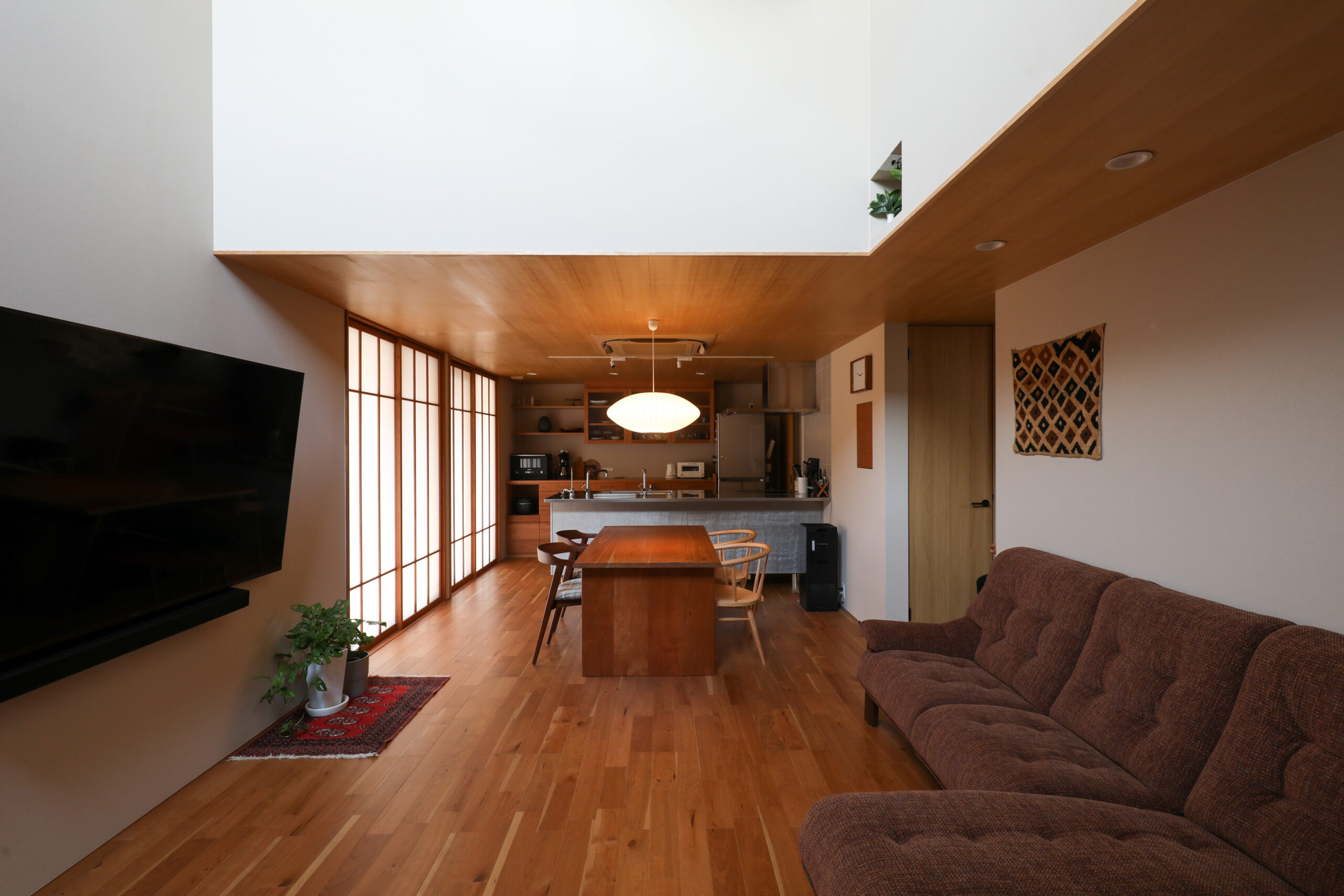 灯りに惹かれる家