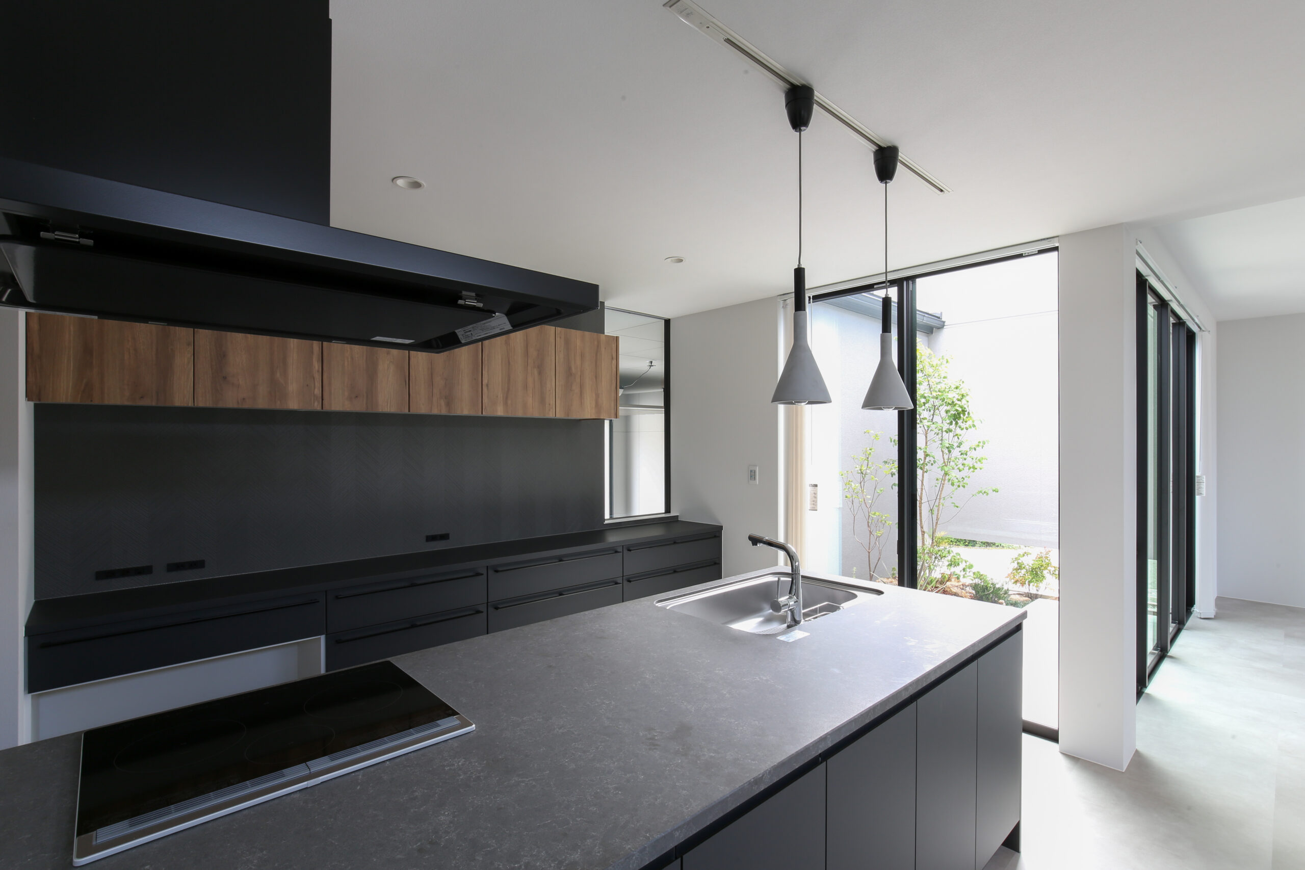 テラスを眺めるホテルライクな家