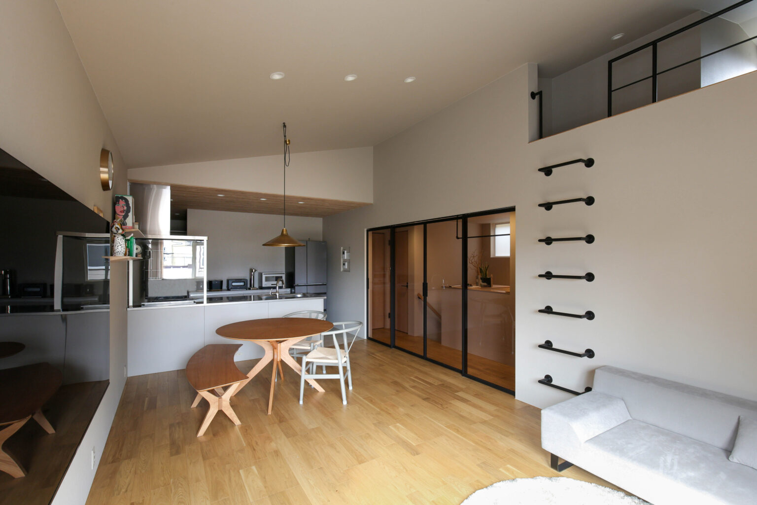 ロフトと繋がる2階リビングの家