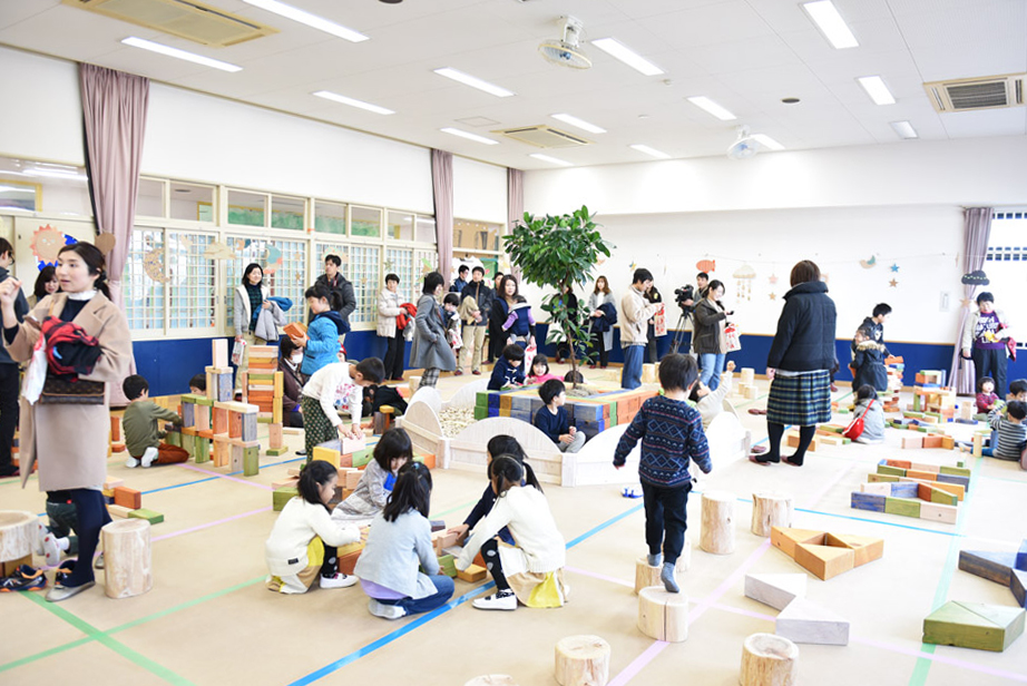 Kizuki 第2回 楽しいね！大きな積み木に木のプール 笑顔と歓声にあふれたメロン幼稚園