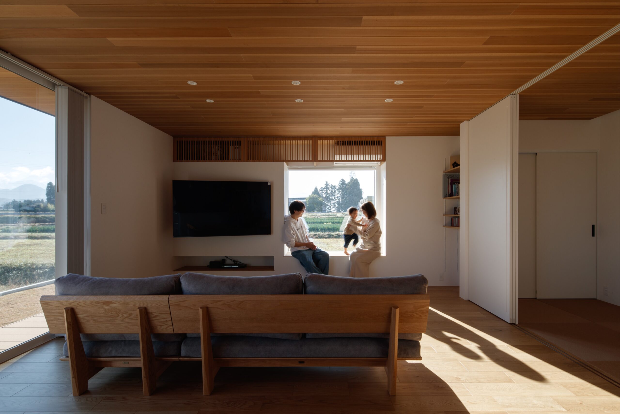 山並みを眺望する家