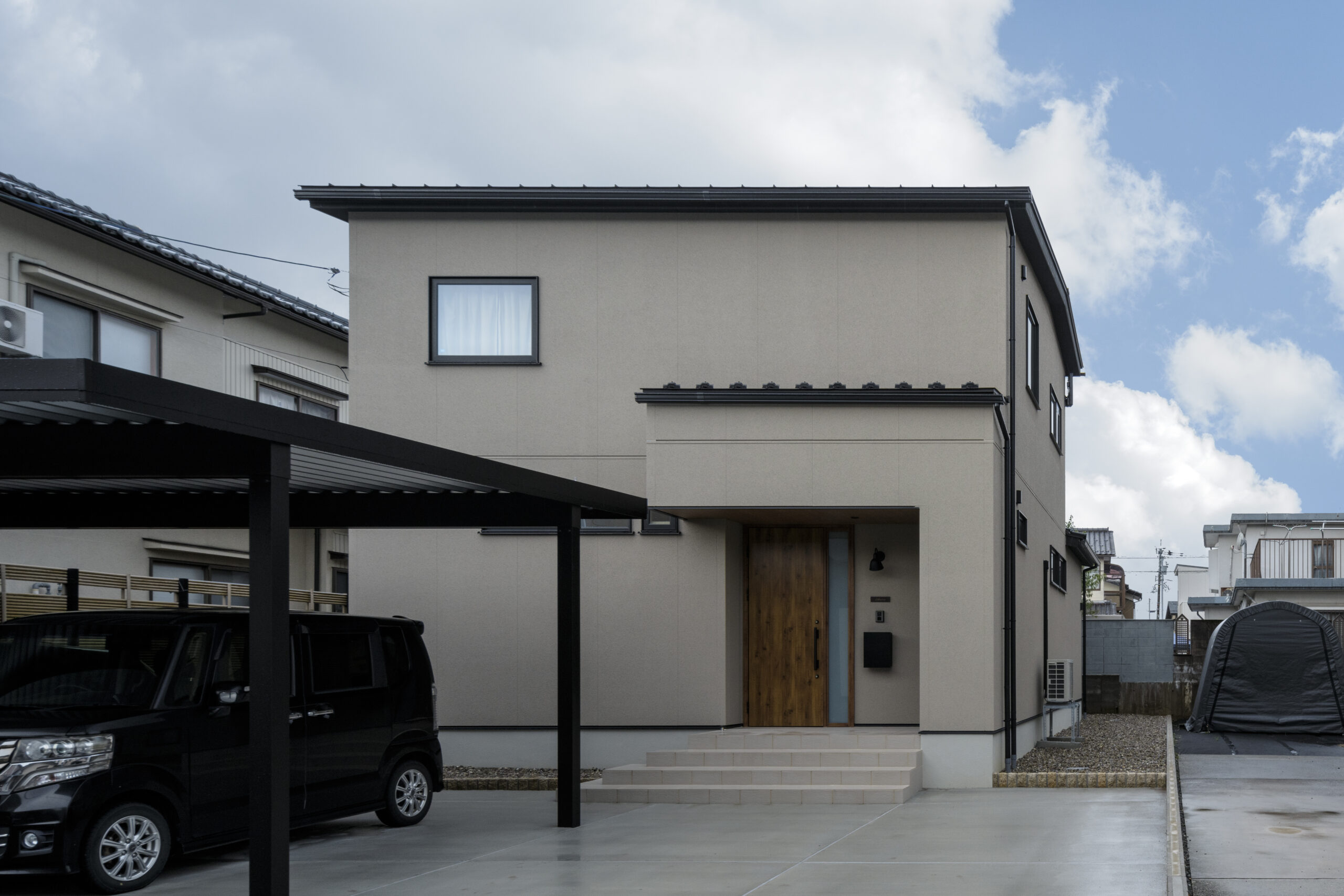 空と調和する、シンプルな外観