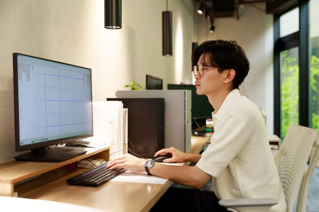 設計スタッフがCADで図面を作成する様子