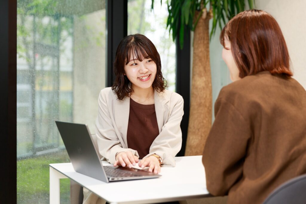 社員同士が対話する様子