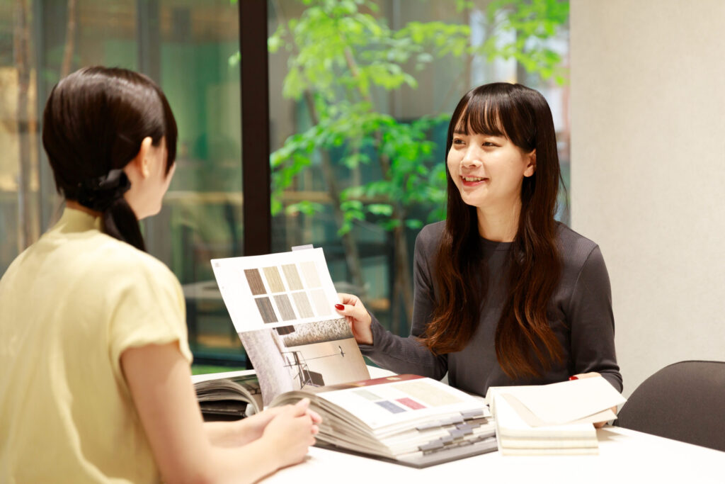 資料を見ながら対話する社員